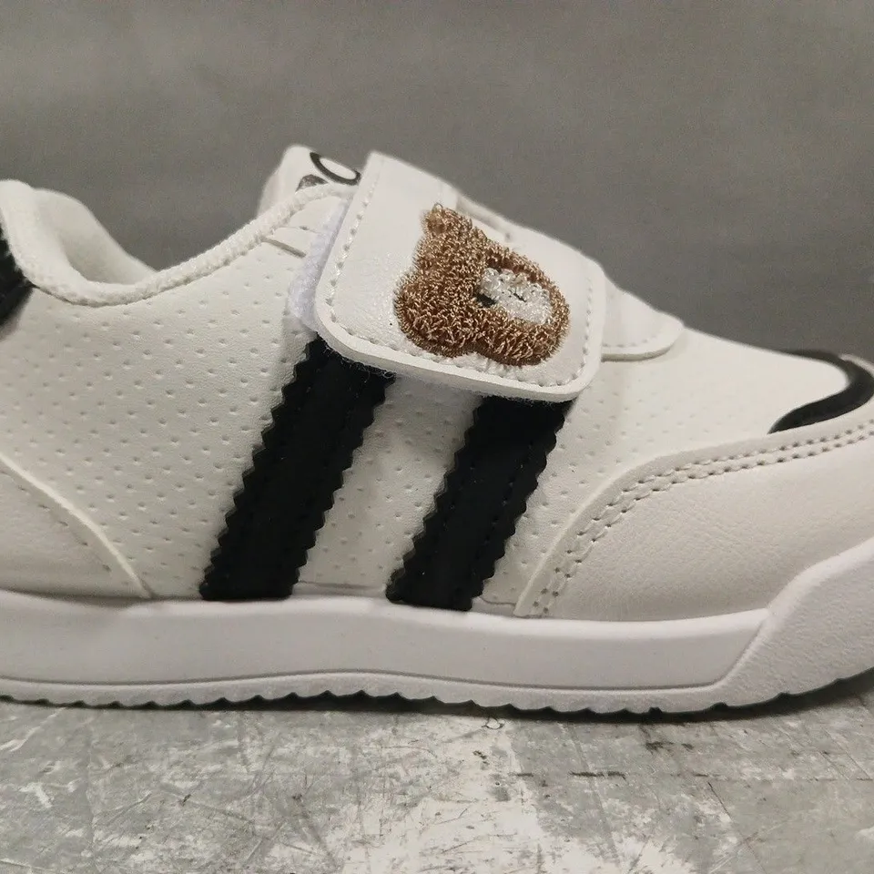 BOXED PAIR OF UNBRANDED KID'S SHOES IN WHITE/BLACK W. TEDDY BEAR FACE DETAIL SIZE EU 25