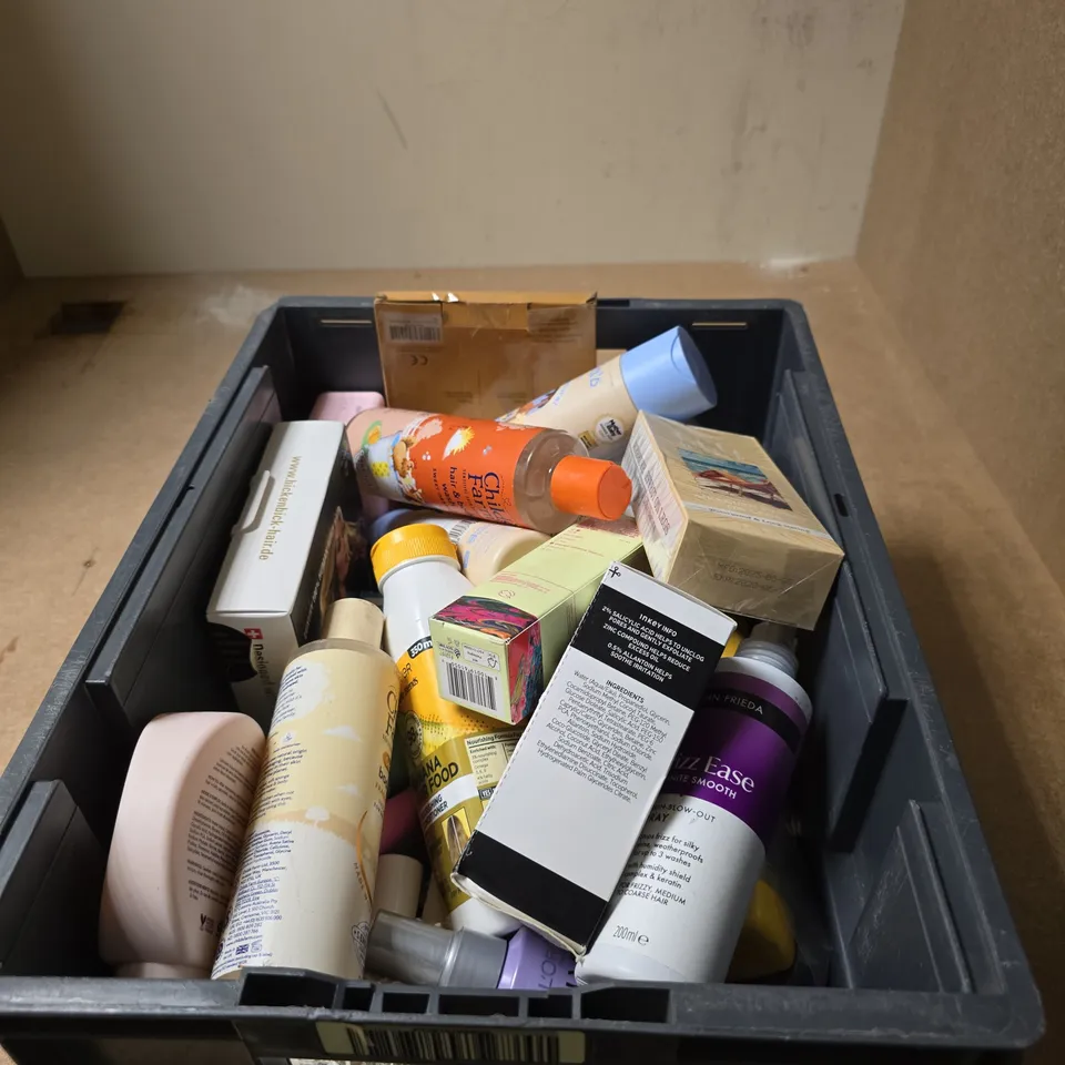 APPROXIMATELY 20 ASSORTED COSMETIC ITEMS INCLUDING CHILDS FARM BODY WASH , GLAZE SUPER GLOSS AND STRAWBERRY RESURFACING CREAM 