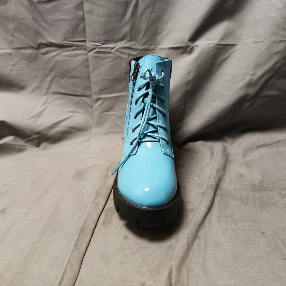 BOXED PAIR OF UNBRANDED BLOCK HEEL ANKLE BOOTS IN SKY BLUE SIZE UK 6.5