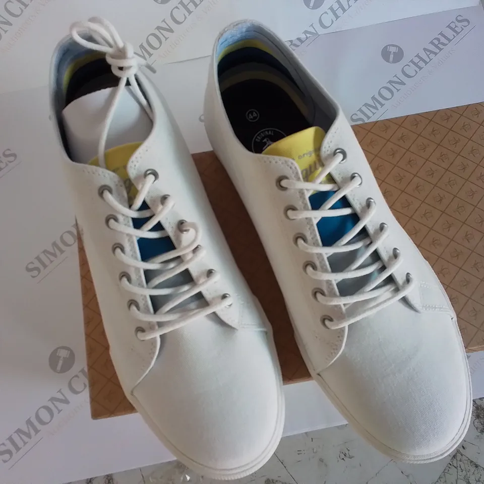 BRAND NEW BOXED PAIR OF SIZE 9 PENGUIN OFF-WHITE SHOES