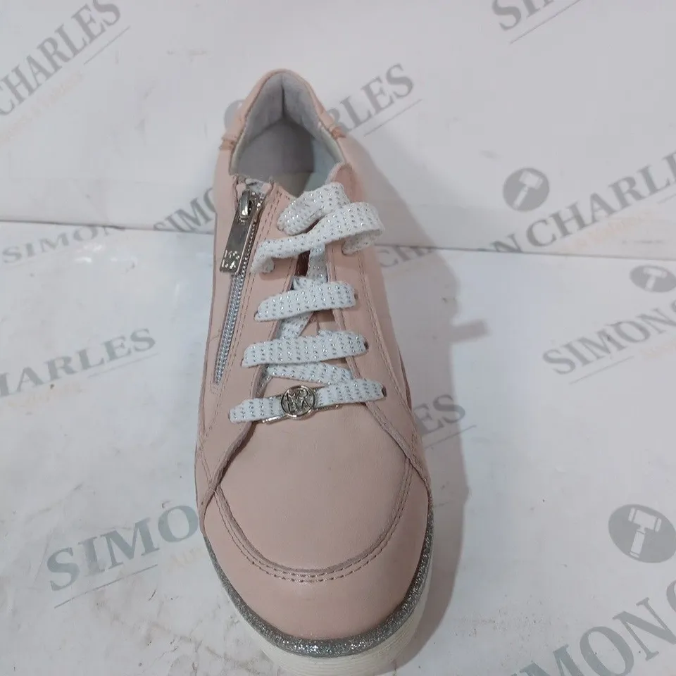 BOXED PAIR OF MODA IN PELLE GENE CAMEO TRAINERS IN SALMON PINK SIZE 6