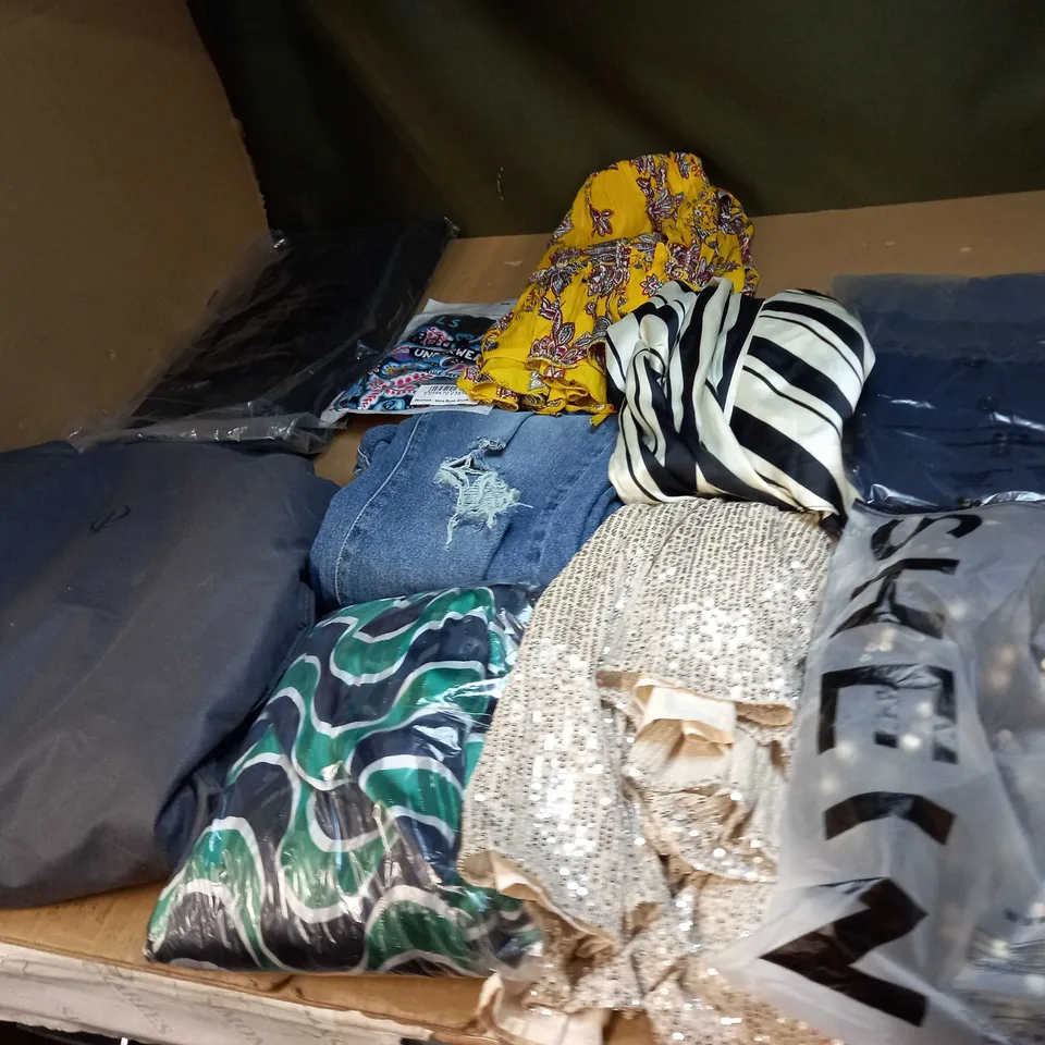 BOX OF APPROX 35 ASSORTED CLOTHING ITEMS TO INCLUDE - DRESSES, T-SHIRTS AND TROUSERS