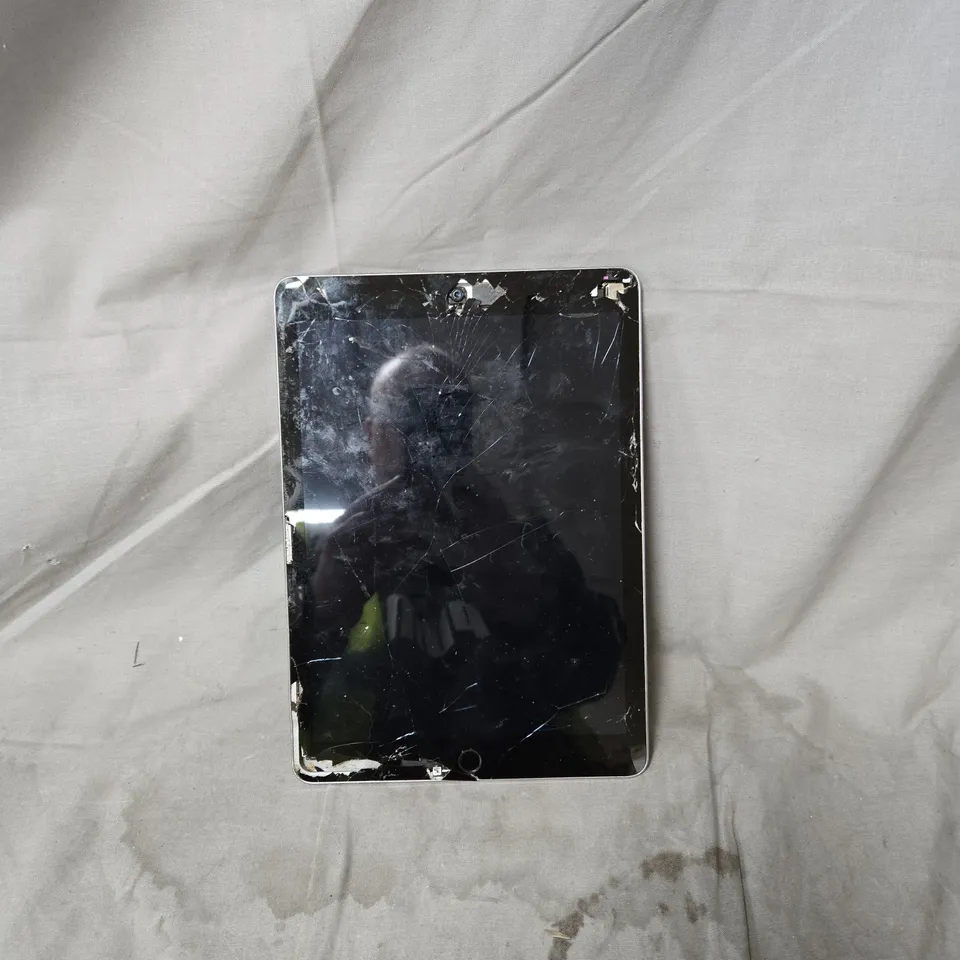 APPLE IPAD TABLET – CRACKED FRONT DISPLAY