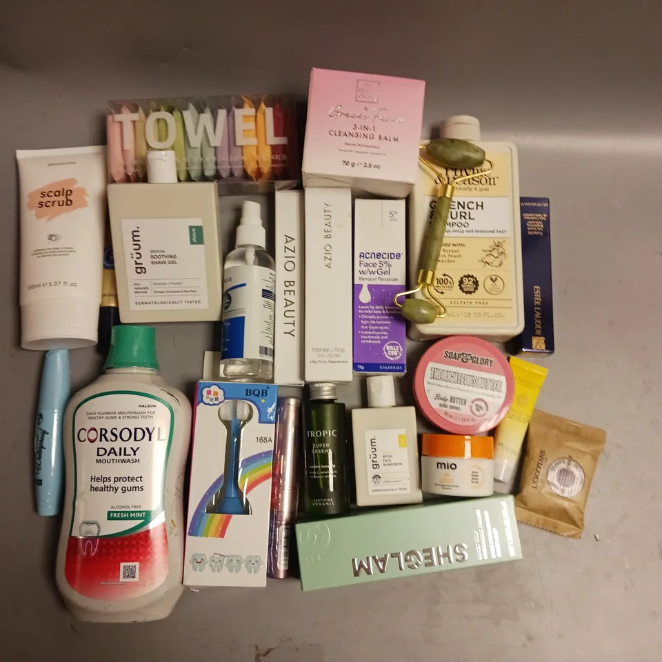 BOX OF APPROX 30 COSMETICS ITEMS TO INCLUDE - SHEGLAM HYDRATING PRIMER - RHYME & REASON SHAMPOO - GRUUM SOOTHING SHAVING GEL ETC