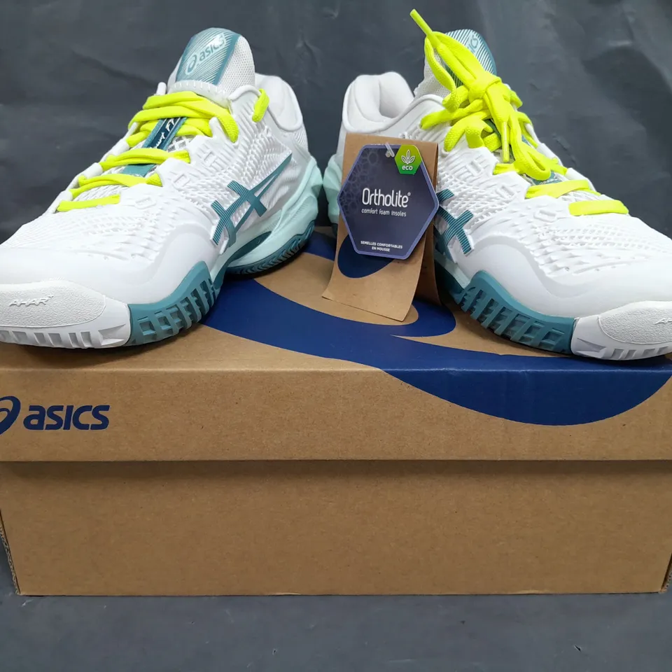 BOXED PAIR OF ASICS WOMEN'S COURT FF 3 TRAINERS IN WHITE/SOOTHING SEA SIZE UK 4