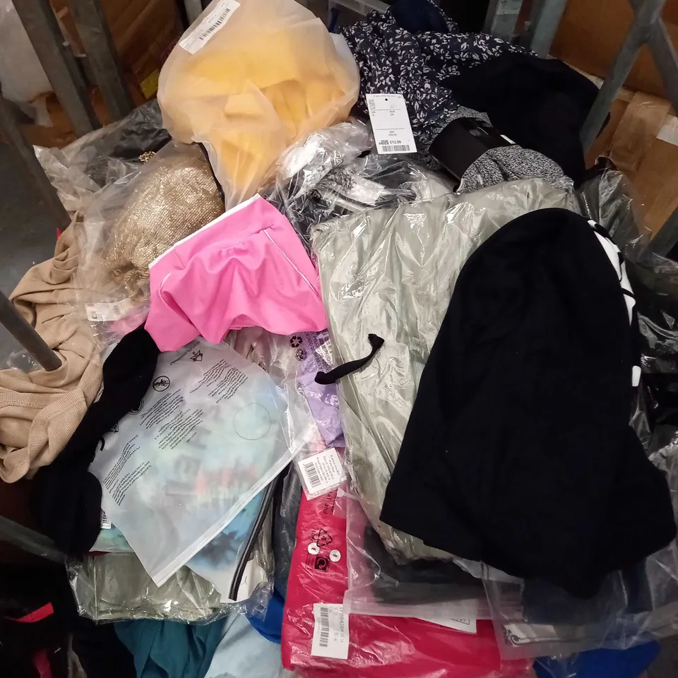 LARGE QUANTITY OF ASSORTED CLOTHING ITEMS TO INCLUDE IN THE STYLE, SHEIN AND H&M