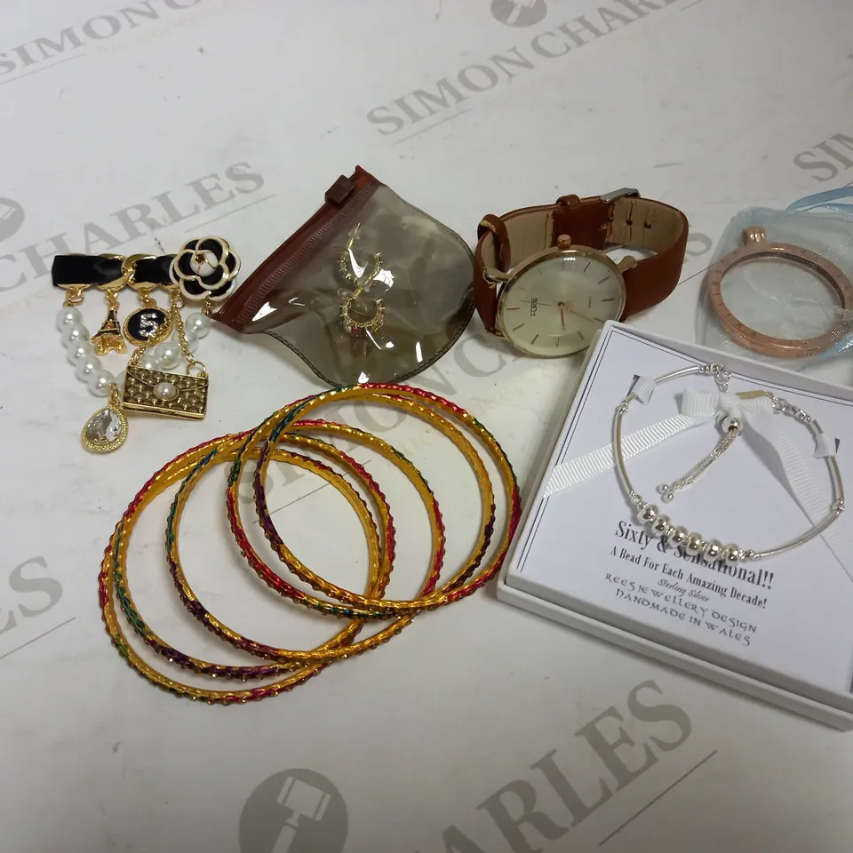 LOT OF APPROXIMATELY 20 JEWELLERY ITEMS, TO INCLUDE EARRINGS, NECKLACES, ETC