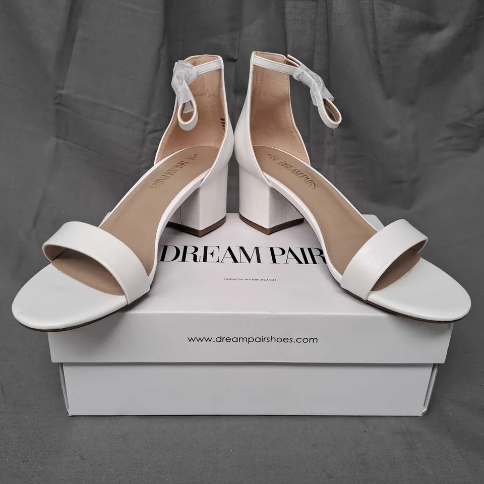 BOXED PAIR OF DREAM PAIRS OPEN TOE BLOCK HEEL SANDALS IN WHITE SIZE 8
