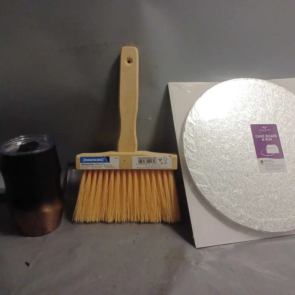 APPROXIMATELY 6 ASSORTED ITEMS TO INCLUDE - TRAVEL MUG , CAKE BOARD & BOX , BRUSH ETC