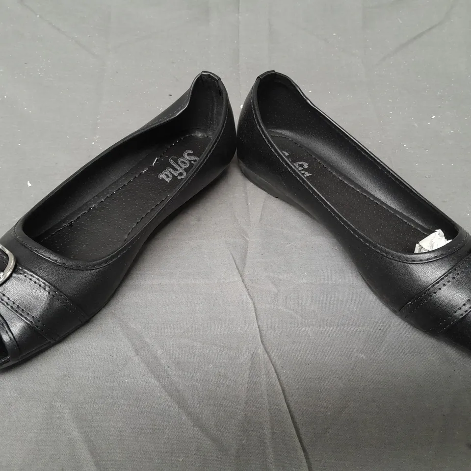 BOX OF APPROXIMATELY 10 BOXED PAIRS OF SOFIA PEEP TOE SLIP-ON SHOES IN BLACK - VARIOUS SIZES