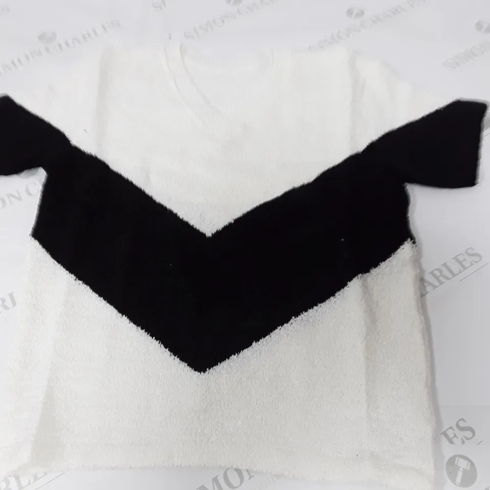LOT OF APPROXIMATELY 45 WHITE/BLACK JUMPERS - SIZE UNSPECIFIED 
