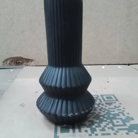 BOXED FABIANS VASE BLACK