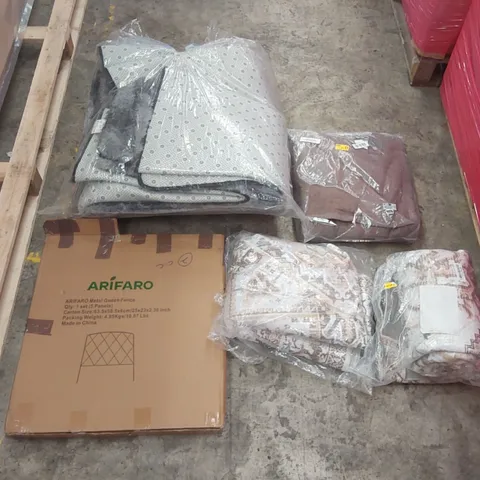 PALLET OF ASSORTED ITEMS INCLUDING: RUGS, METAL GARDEN FENCE, BLANKET ECT