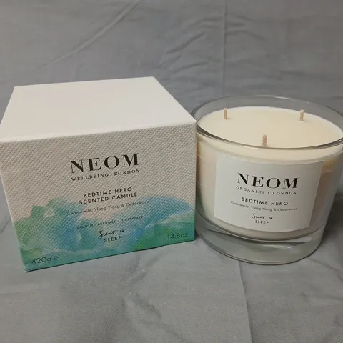 NEOM WELLBEING LONDON BEDTIME HERO SCENTED CANDLE (CHAMOMILE, YLANG YLANG & CEDARWOOD) – 420 G (14.8 OZ), BOXED