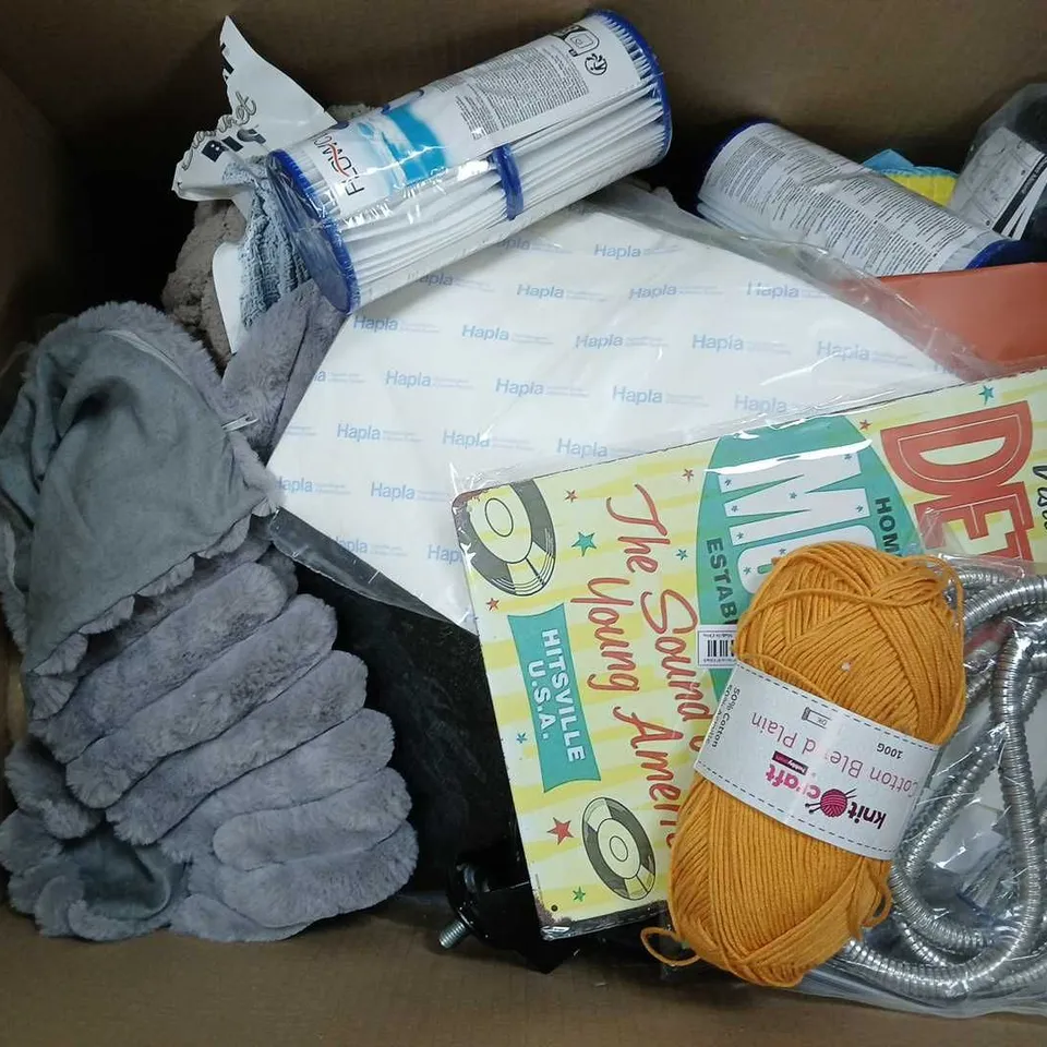 BOX OF APPROXIMATELY 15 ASSORTED ITEMS TO INCLUDE - CLEANING CLOTHS, DECOY CAMERAS, AND KONO BAG IN NAVY ETC. 