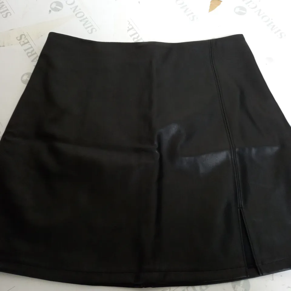 HOLLISTER ULTRA HIGH RISE SKIRT IN BLACK - MEDIUM