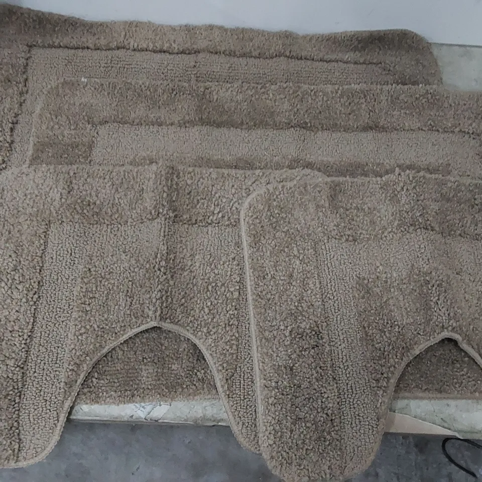 BAGGED EUNJI 2 RECTANGLE AND 2 U-SHAPED BATH MATS (1 ITEM)