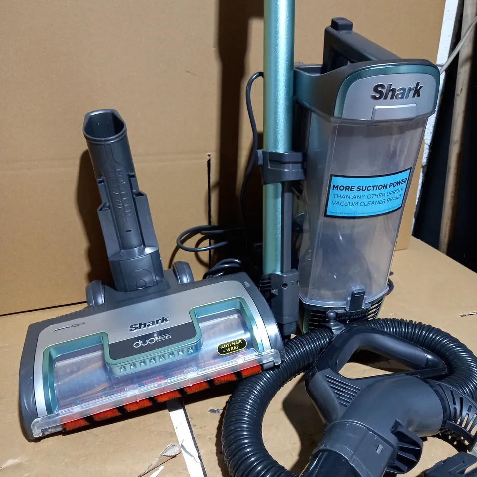 SHARK UPRIGHT VACUUM CLEANER AZ912UKT