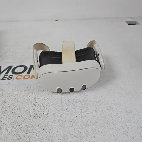 META QUEST VR HEADSET – WHITE WITH BEIGE FABRIC HEAD STRAP. DAMAGED