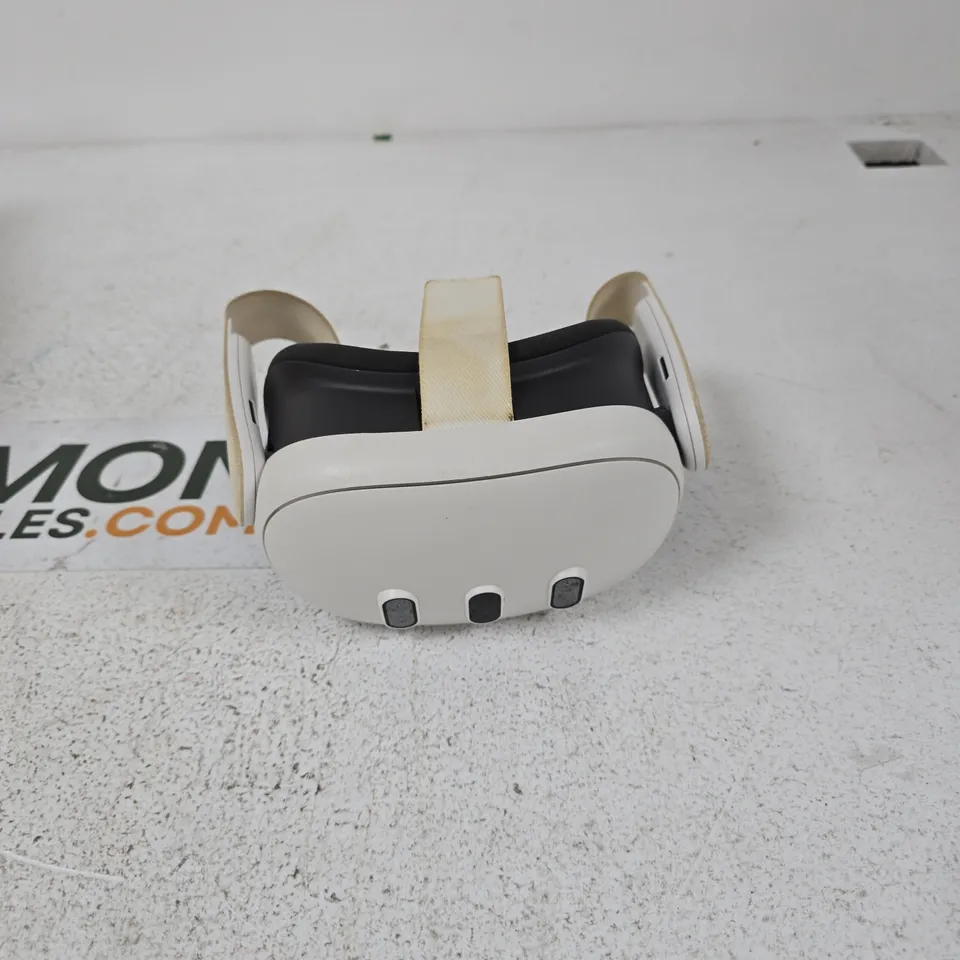 META QUEST VR HEADSET – WHITE WITH BEIGE FABRIC HEAD STRAP. DAMAGED