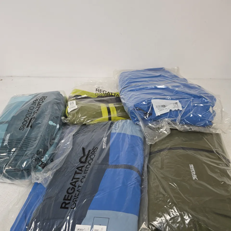APPROXIMATELY 5 ASSORTED BRAND NEW REGATTA CHILDRENS CLOTHING ITEMS IN VARIOUS SIZES, STYLES & COLOURS TO INCLUDE FRELTON JACKET, HIGHTON JACKET ETC