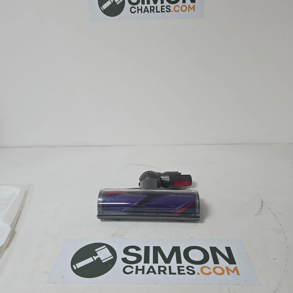 BOX OF APPROXIMATELY 15 ASSORTED HOUSEHOLD ITEMS INCLUDING VACUUM ATTACHMENT AND DISH DRAINING BOARD 