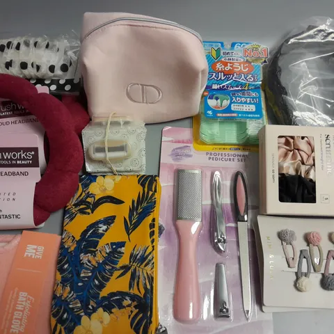 LOT OF APPROXIMATELY 20 ASSORTED HEALTH AND BEAUTY ITEMS TO INCLUDE BRUSHWORKS HEADBAND, BATH GLOVE AND SCRUNCHIES