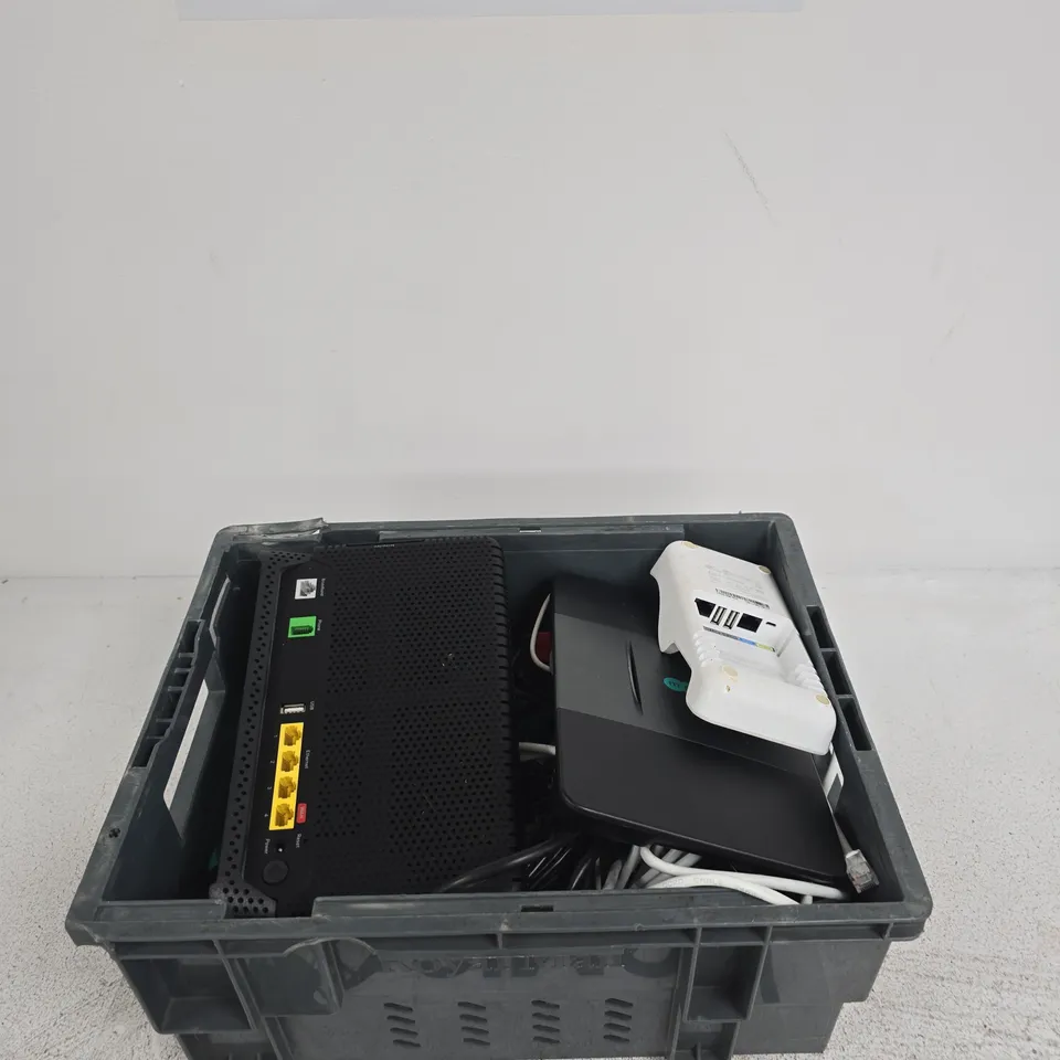 TOTE OF APPROXIMATELY 10 ASSORTED ITEMS INCLUDING PAX L920 BM CHARGIN DEVICE, AN EE SMART HUB AND A HDMI CABLE