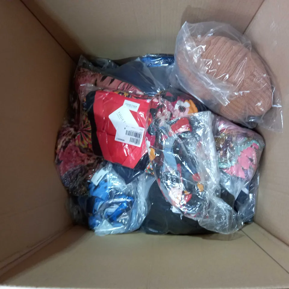 LOT OF APPROX 35 ASSORTED WOMENS CLOTHES TO INCLUDE JUMPERS, JACKETS, DRESSING GOWNS ETC