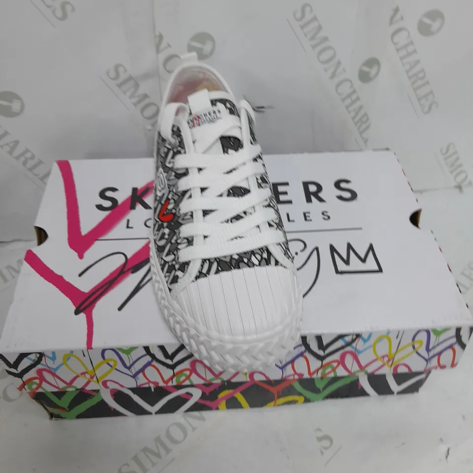 BOXED PAIR OF SKETCHERS STREET TAX TRAINERS SIZE 4 