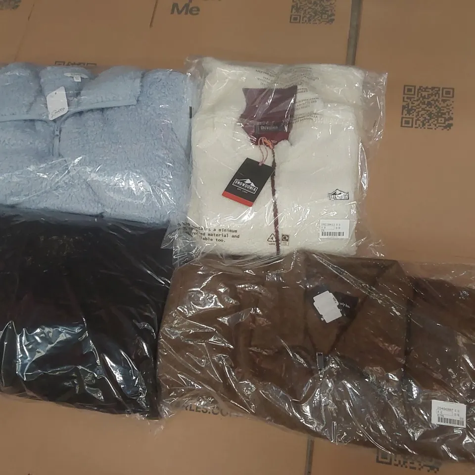 PALLET CONTAINING APPROXIMATELY 100x BRAND NEW ASSORTED DESIGNER CLOTHING ITEMS INCLUDING: SNOWDONIA JACKETS, SIMPLY BE JACKETS, PRETTY SECRETS JACKET ECT