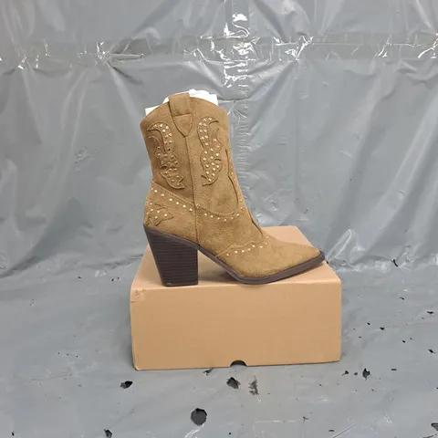 BOXED PAIR V BY VERY POINTED TOE BLOCK HEEL BOOTS IN IN TAUPE SIZE 5