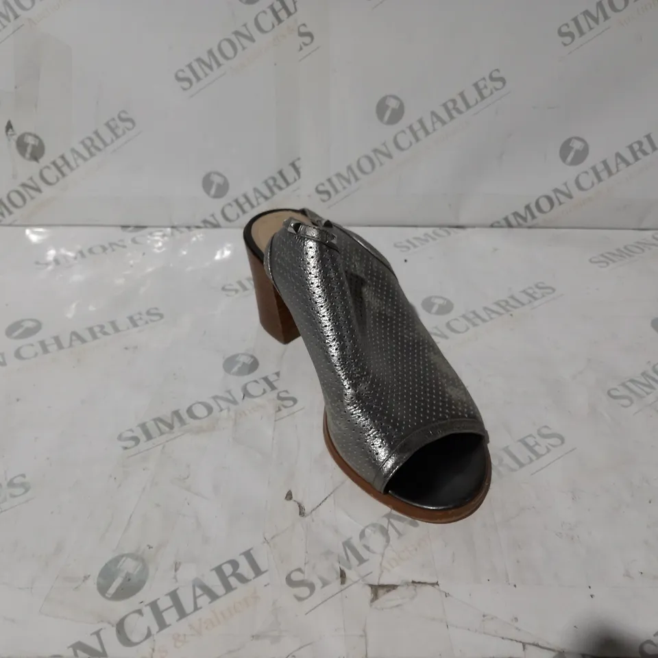 PAIR OF MARC FISHER METALLIC SANDALS UK SIZE 6.5