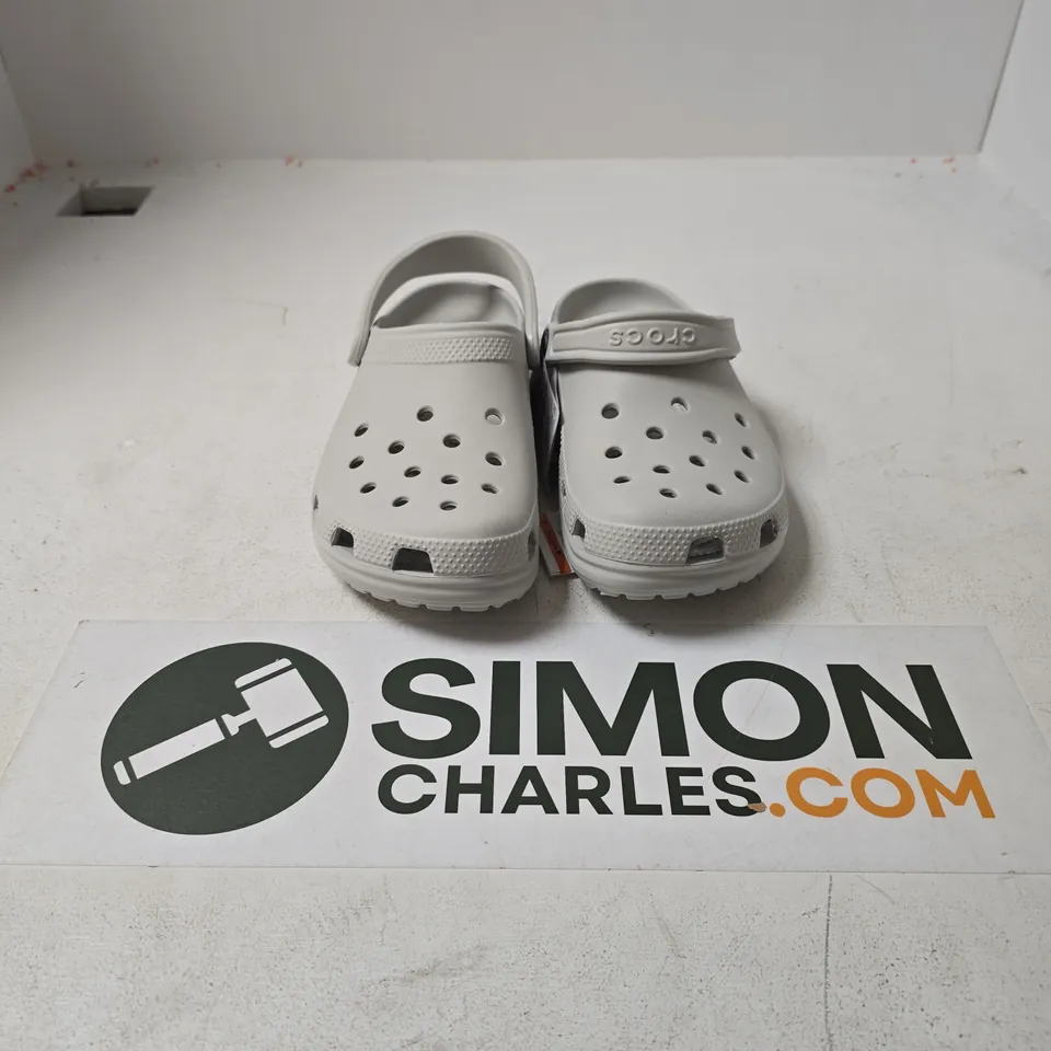 UNBOXED PAIR OF CROCS CLASSICS IN LIGHT GREY - M6/W8