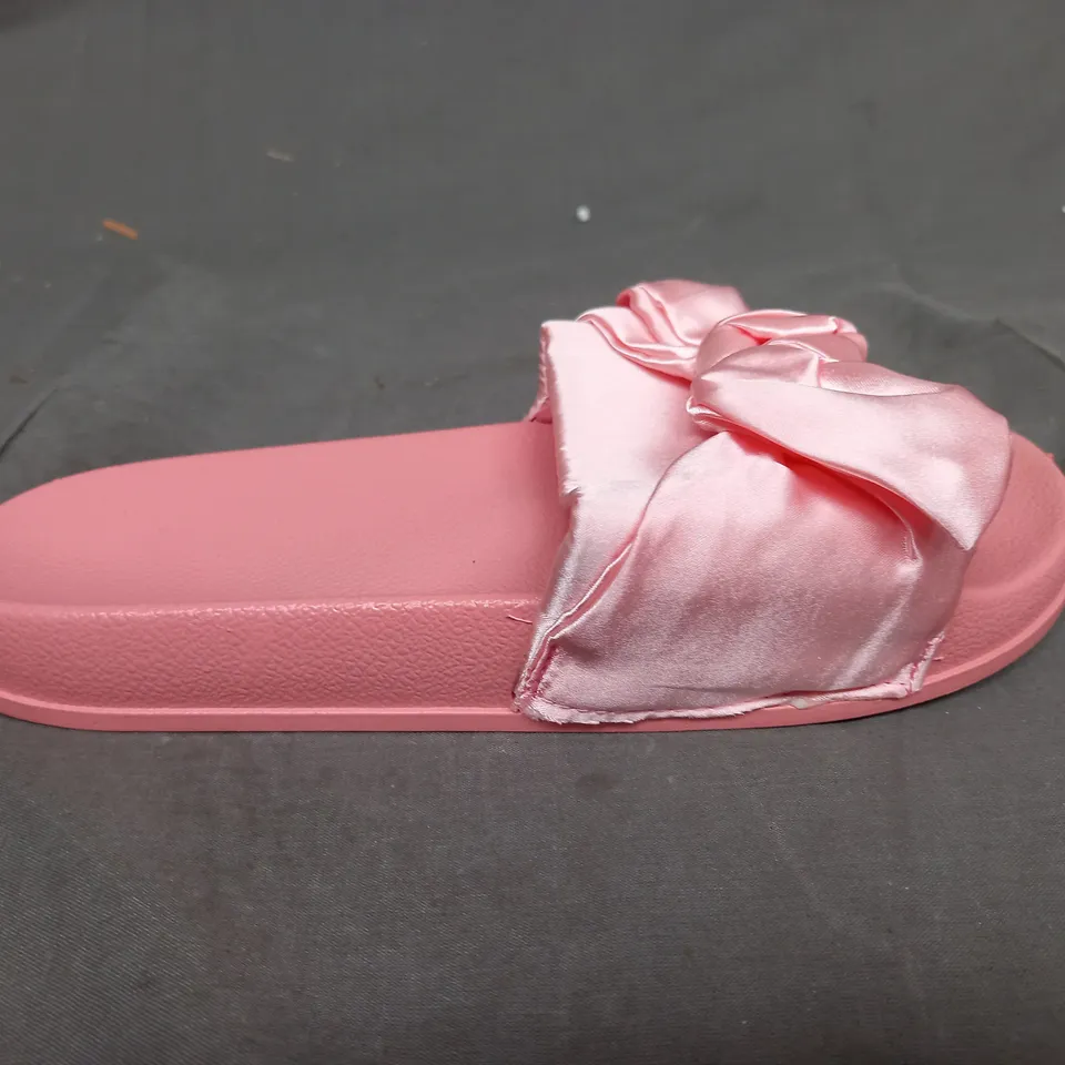 BOX OF APPROXIMATELY 10 PAIRS OF SLIDES IN PINK. - VARIOUS SIZES