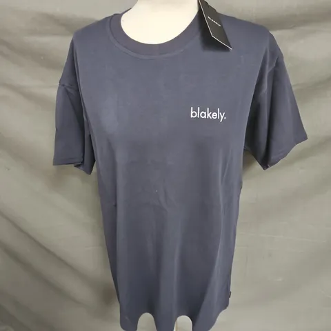 BLAKELY EMBROIDERED TSHIRT IN NAVY SIZE L