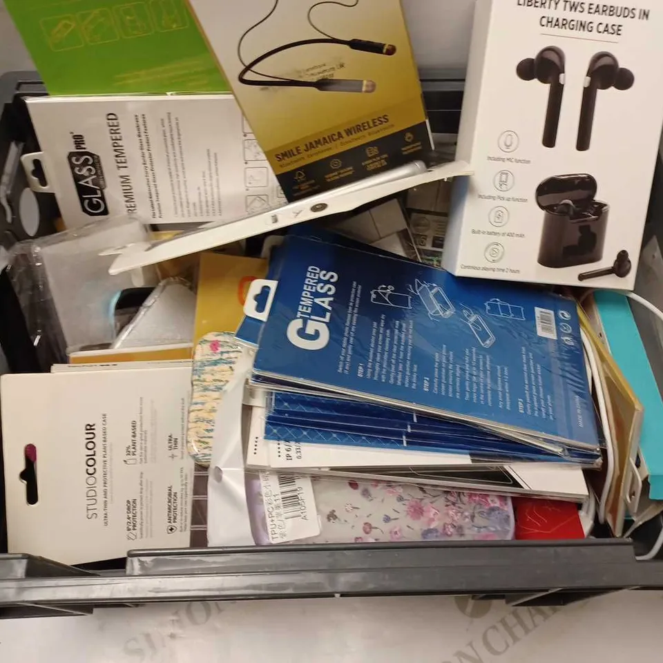 LOT OF APPROXIMATELY 30 ASSORTED MOBILE ACCESSORIES AND ELECTRICALS TO INCLUDE HOUSE OF MARLEY WIRELESS EARBUDS, TEMPERED GLASS SCREEN PROTECTOR, PHONE CASES, ETC