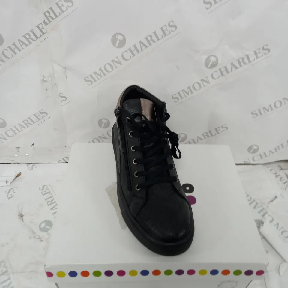 BOXED ADESSO LUNA ZIP TRAINERS, BLACK - SIZE 8