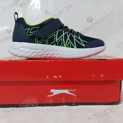 BOXED PAIR OF SLAZENGER SOLACE CHILDRENS TRAINERS IN NAVY/LIME UK SIZE C13