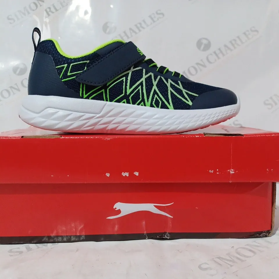 BOXED PAIR OF SLAZENGER SOLACE CHILDRENS TRAINERS IN NAVY/LIME UK SIZE C13