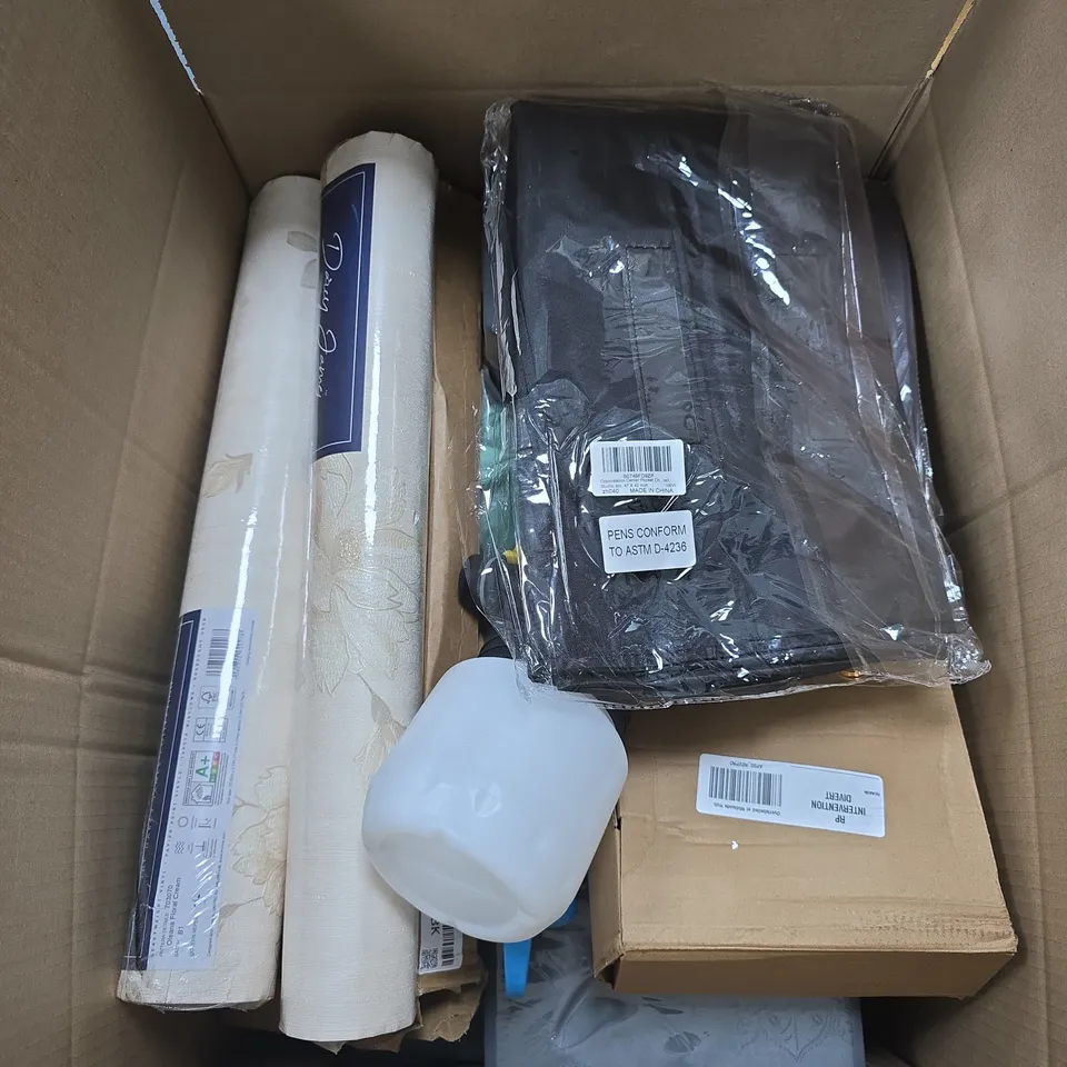 BOX OF APPROXIMATELY 10 ASSORTED ITEMS INCLUDING NUOVVA PRE-SEASONED CAST IRON SKILLET, A COOL TOWEL AND DARCY JAMES HEAVYWEIGHT VINYL