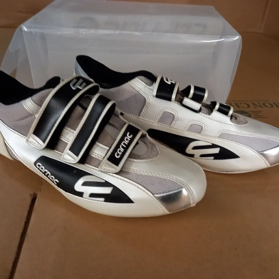 PAIR OF CARNAC EOS CYCLING SHOES IN WHITE BLACK - FR 45 US 12
