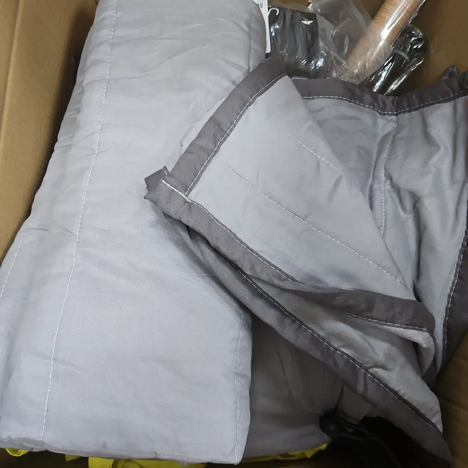 BOX OF APPROXIMATELY 12 ASSORTED HOUSEHOLD ITEMS TO INCLUDE - TRAYS - BASKET -  MAT - ETC