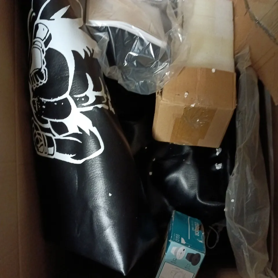 APPROXIMATELY 10 ASSORTED HOUSEHOLD PRODUCTS TO INCLUDE BAKING TRAY, OUTDOOR LIGHT, HOME DECOR ETC 