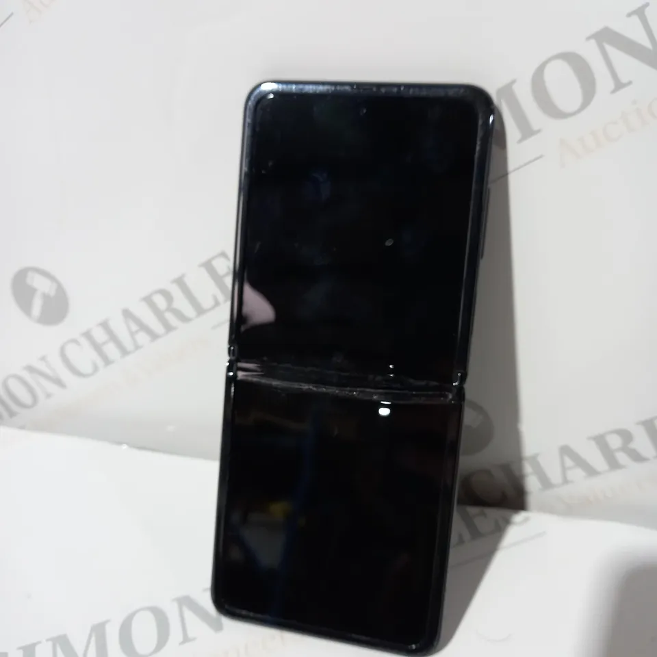 SAMSUNG GALAXY Z FLIP PHONE IN BLACK