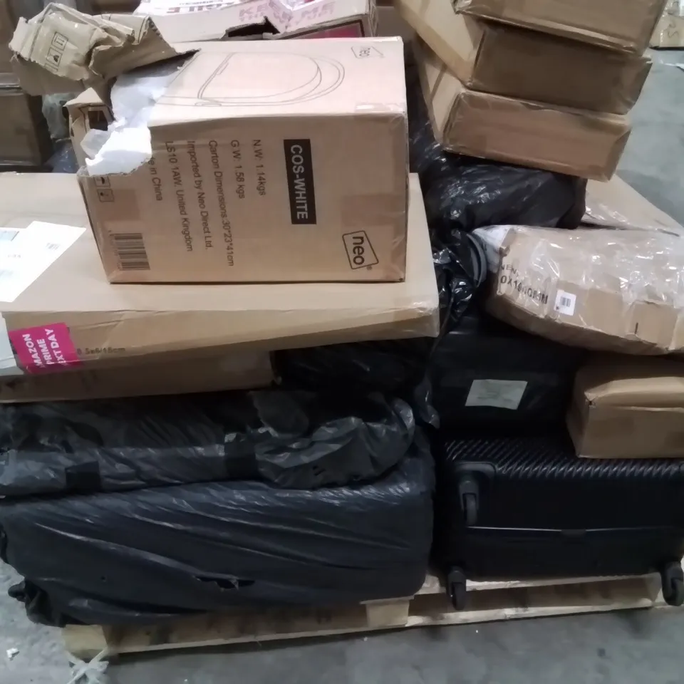 PALLET CONTAINING VARIOUS ASSORTED CUSTOMER RETURNS.