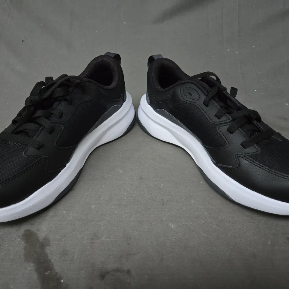 PAIR OF UNDER ARMOUR SHOES IN BLACK/WHITE UK SIZE 8