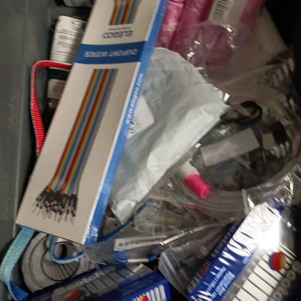 APPROXIMATELY 15 ASSORTED HOUSEHOLD ITEMS TO INCLUDE DUPOINT WIRES, LED LIGHTS, PEPPER GRINDER ETC 