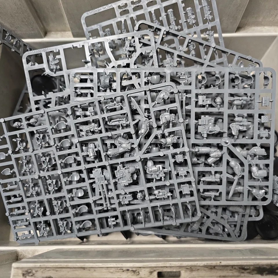 TOTE OF APPROXIMATELY 7 SHEETS OF WARHAMMER PLASTICS - MODEL UNSPECIFIED 