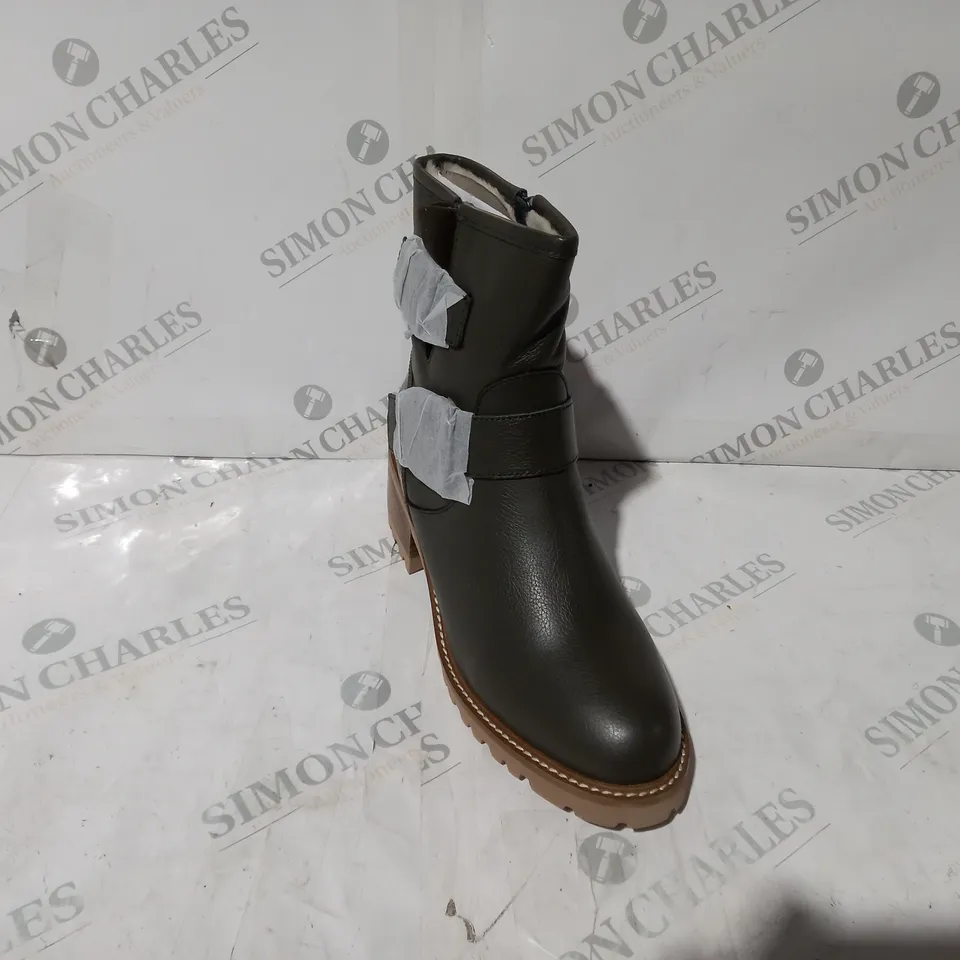 BOXED PAIR OF MODA IN PELLE CORNELIA BIKER BOOTS IN KHAKI UK SIZE 7
